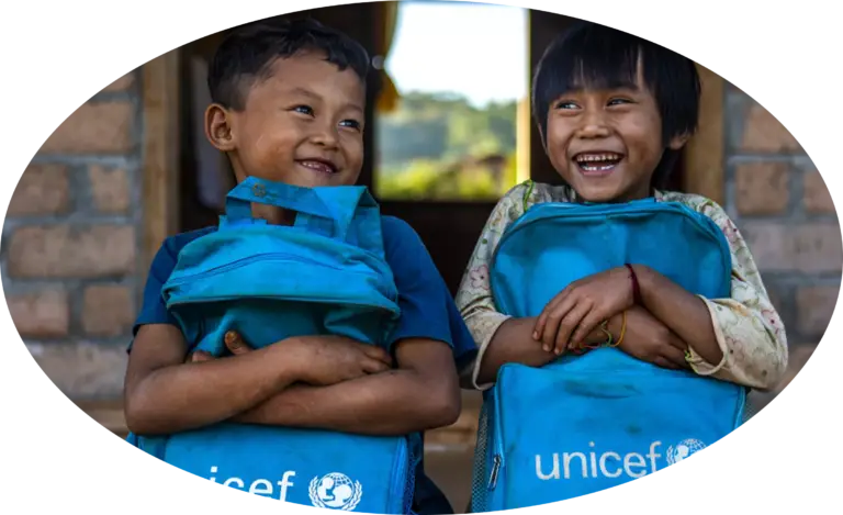 to drenge med unicef skoletasker