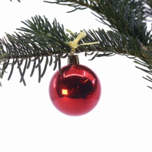 rød julekugle på grangren